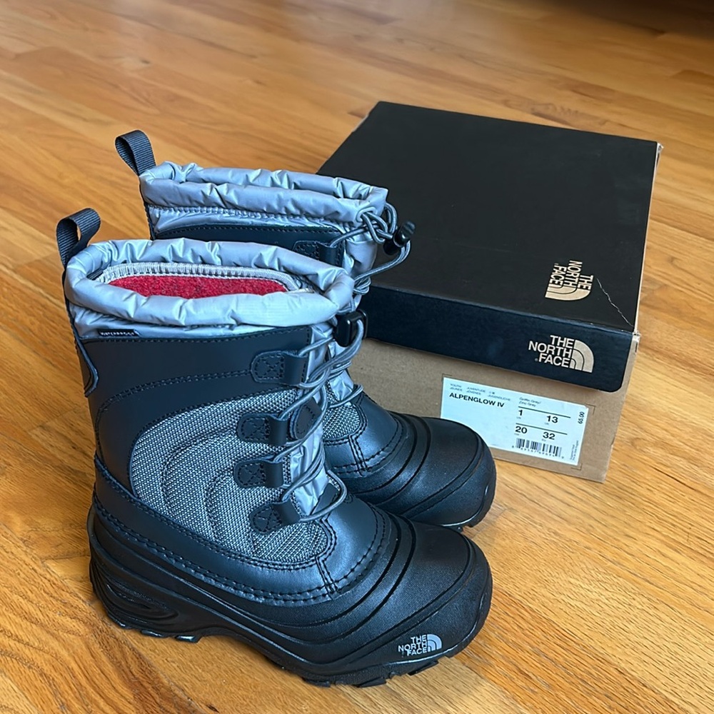 The North Face Alpenglow snow boots - new in box!